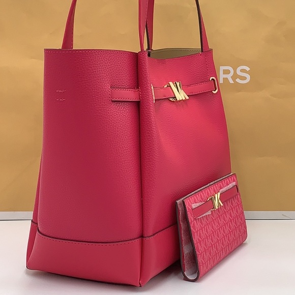 MICHAEL KORS
Reed Large Logo Belted Shoulder
Tote Bag & large wallet
Elec Pink - Picture 3 of 15